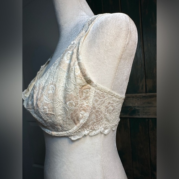 Vintage Victorias Secret
Cream Lace Bra size 36D - Picture 7 of 16